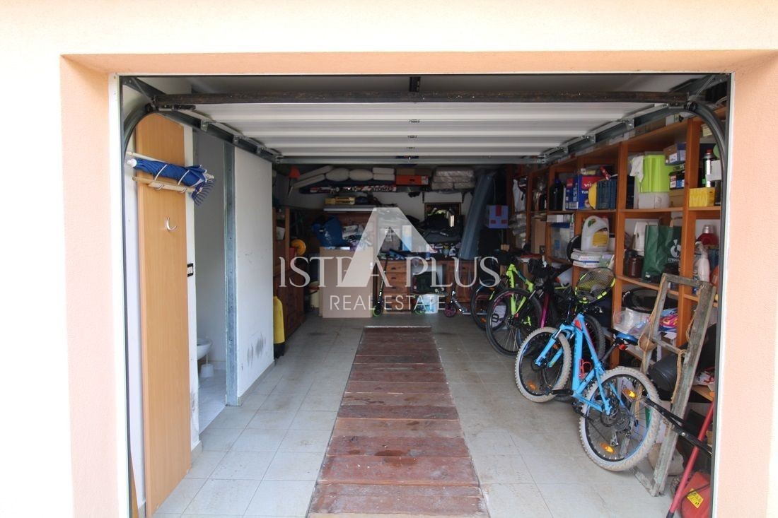 NOVO OPREMLJENO STANOVANJE V 1. NADSTROPJU Z GARAŽO+DVORIŠČEM - POREČ CENTER
