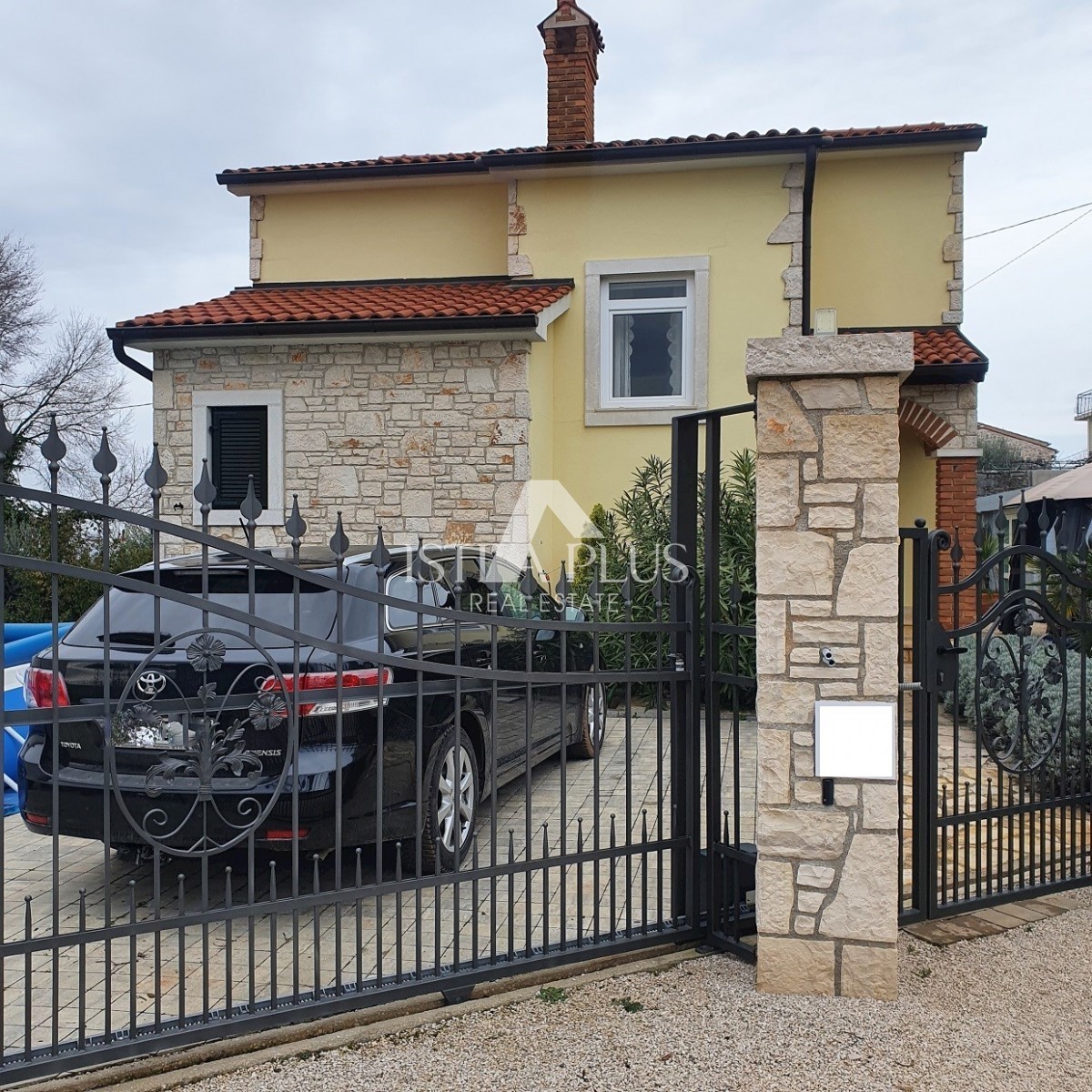 Lepa, na novo prenovljena samostojna hiša s pogledom na morje!!