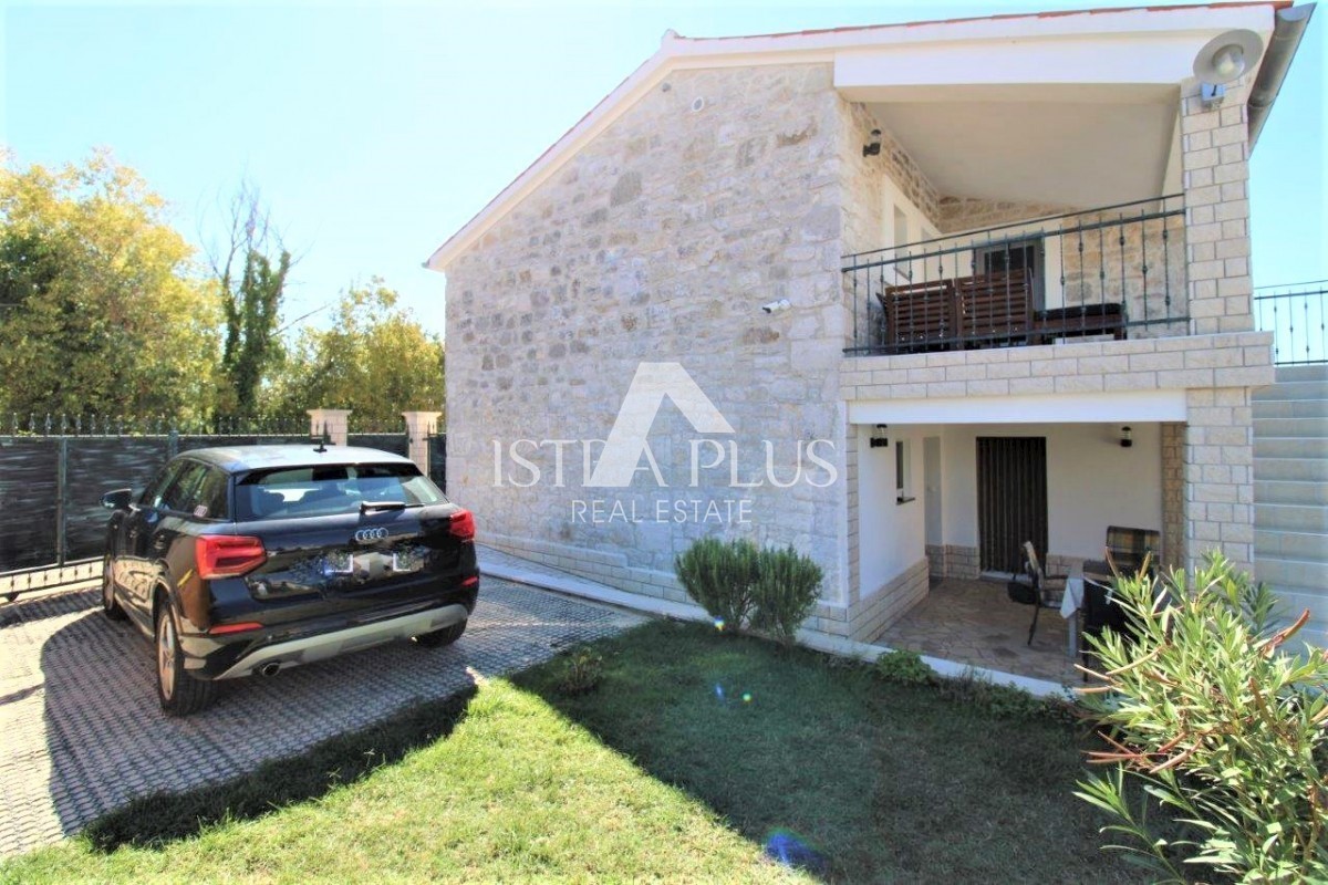 Hiša z bazenom v mediteranskem stilu, 4 km od Poreča