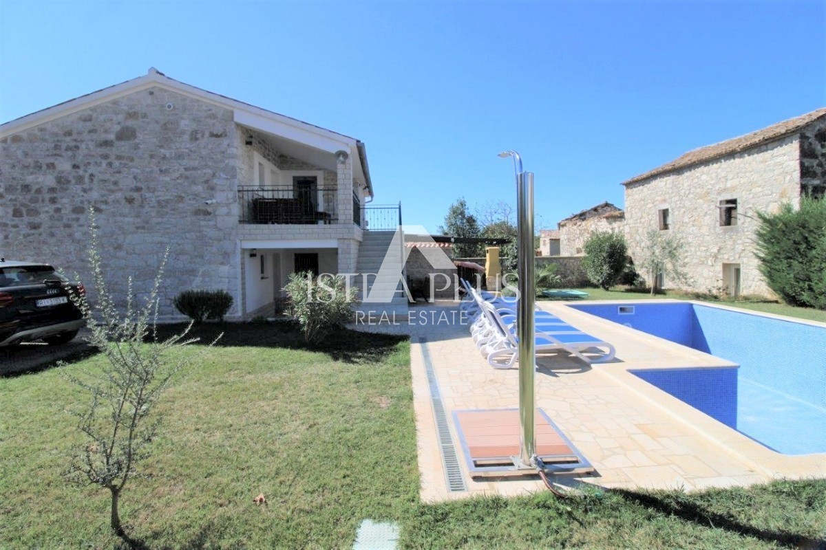 Hiša z bazenom v mediteranskem stilu, 4 km od Poreča