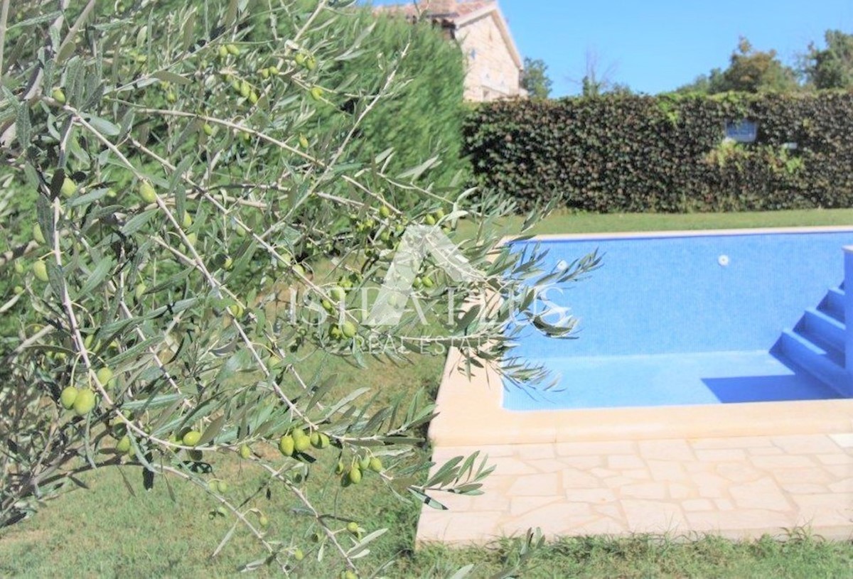 Hiša z bazenom v mediteranskem stilu, 4 km od Poreča