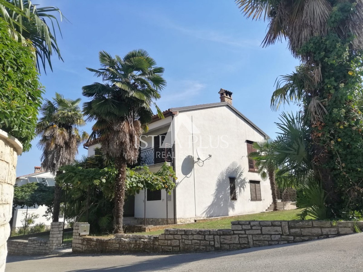 Ekskluzivna lokacija, hiša z dvema apartmajema 250m od morja, Poreč!