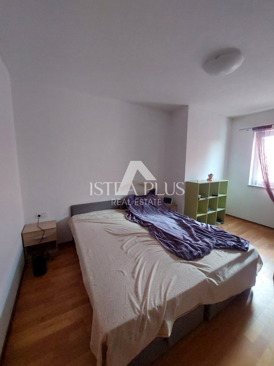 PRILOŽNOST!! Veliko stanovanje 101,26m2 razdeljeno na 2 manjši stanovanji in dvorišče!! 2 km od morja