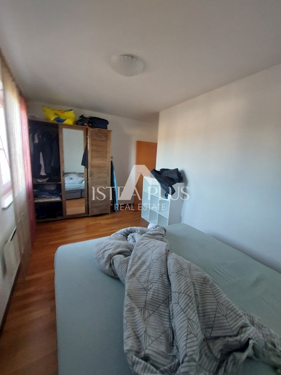 PRILOŽNOST!! Veliko stanovanje 101,26m2 razdeljeno na 2 manjši stanovanji in dvorišče!! 2 km od morja