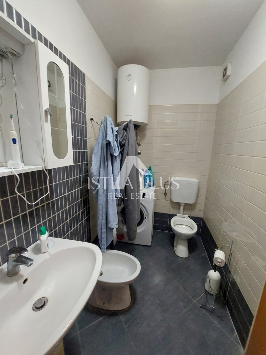 PRILOŽNOST!! Veliko stanovanje 101,26m2 razdeljeno na 2 manjši stanovanji in dvorišče!! 2 km od morja