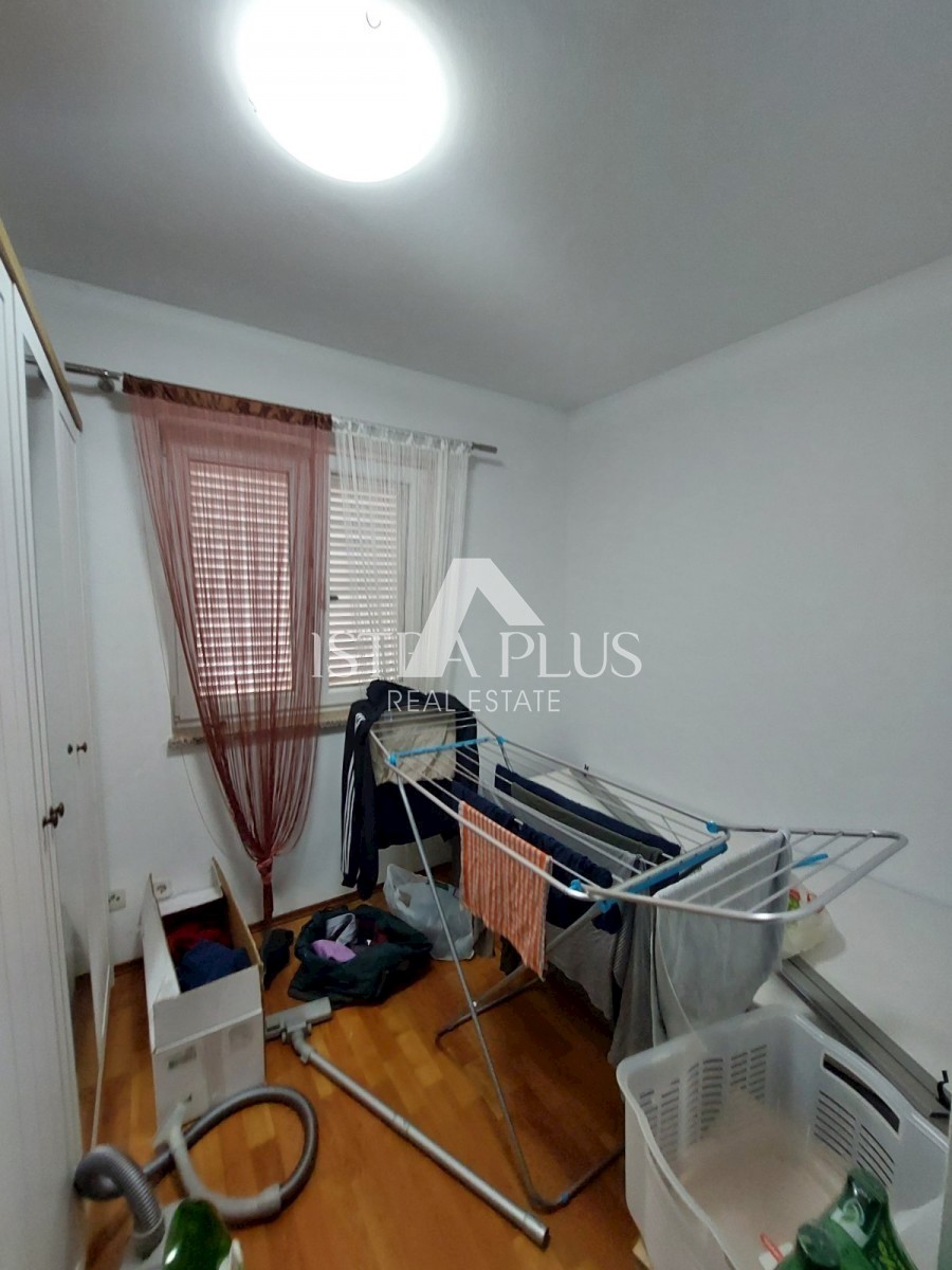 PRILOŽNOST!! Veliko stanovanje 101,26m2 razdeljeno na 2 manjši stanovanji in dvorišče!! 2 km od morja