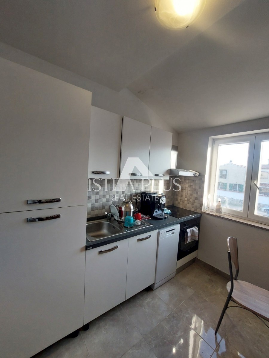 PRILOŽNOST!! Veliko stanovanje 101,26m2 razdeljeno na 2 manjši stanovanji in dvorišče!! 2 km od morja