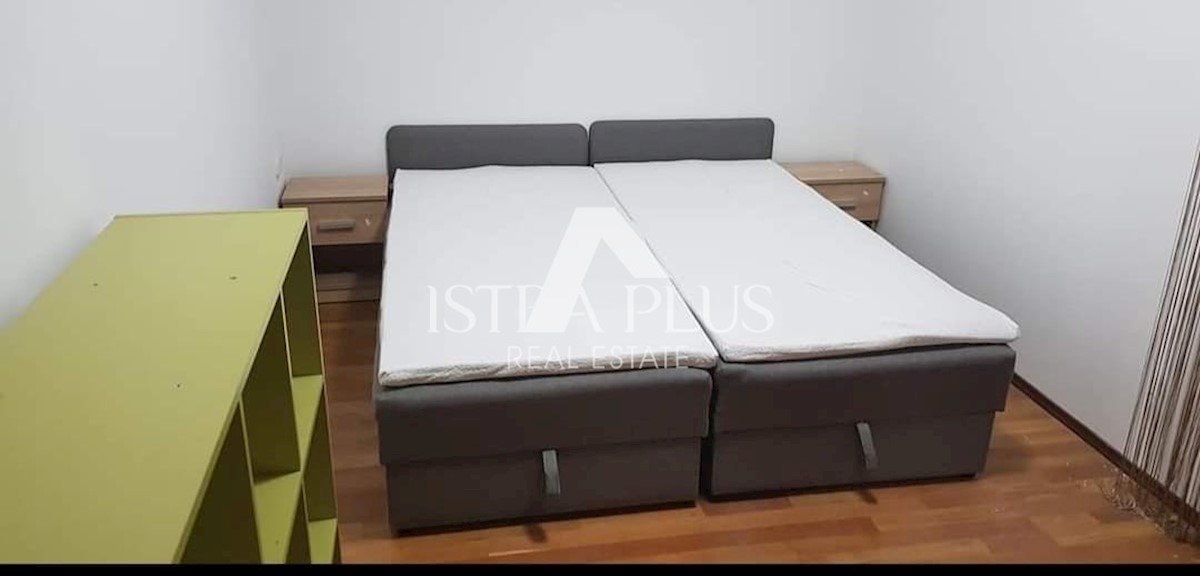 PRILOŽNOST!! Veliko stanovanje 101,26m2 razdeljeno na 2 manjši stanovanji in dvorišče!! 2 km od morja