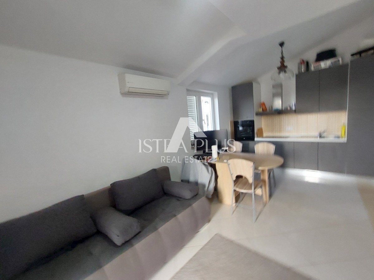 PRILOŽNOST!! Veliko stanovanje 101,26m2 razdeljeno na 2 manjši stanovanji in dvorišče!! 2 km od morja