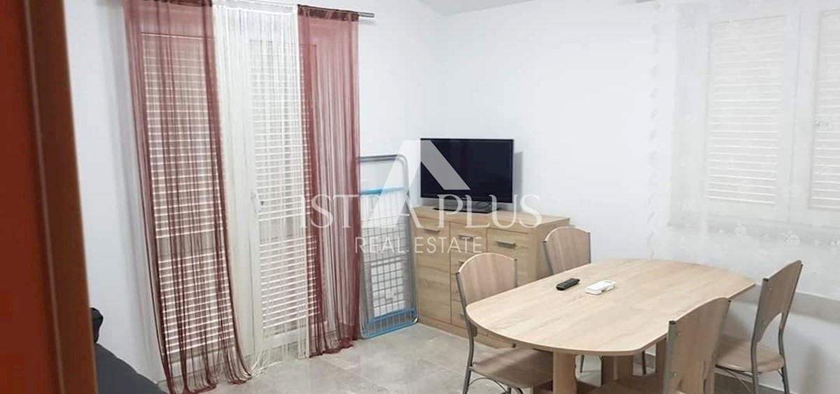 PRILOŽNOST!! Veliko stanovanje 101,26m2 razdeljeno na 2 manjši stanovanji in dvorišče!! 2 km od morja