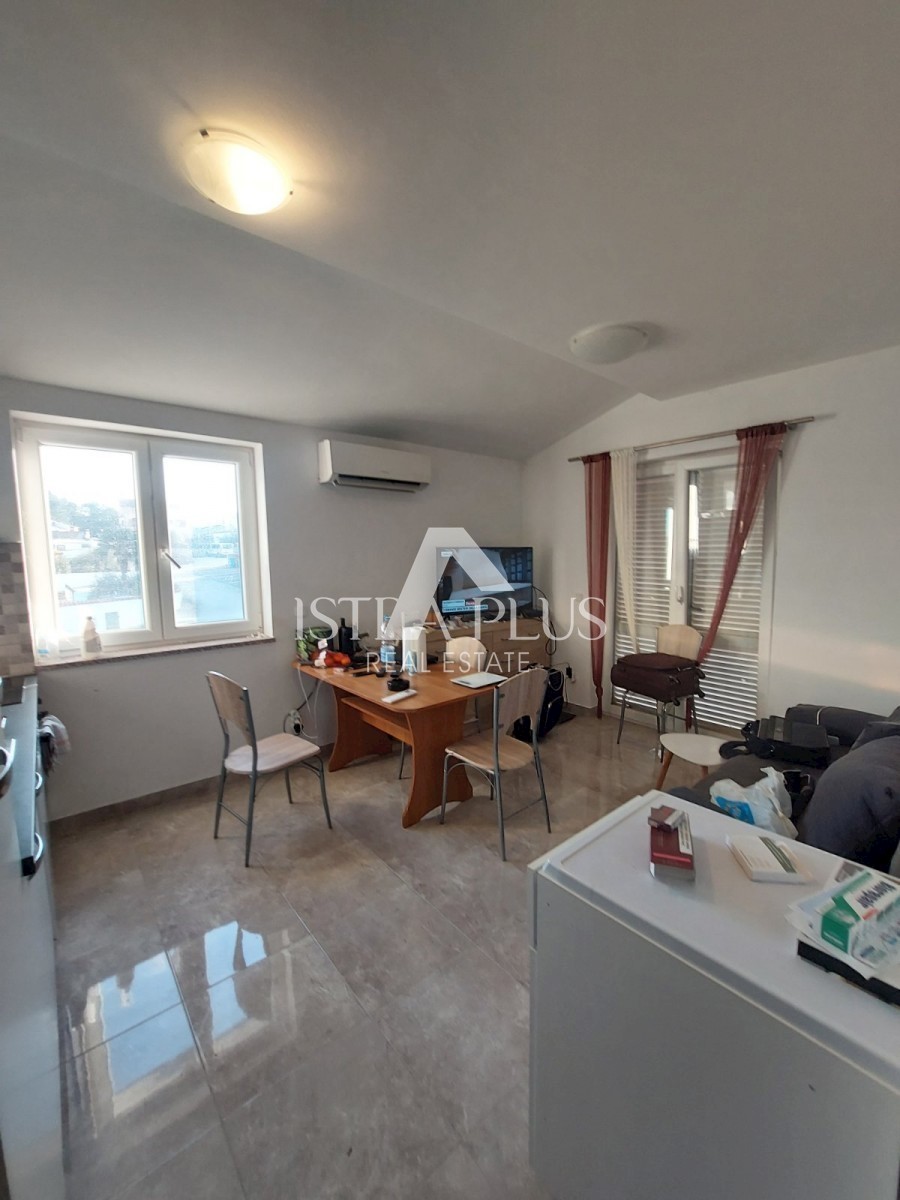 PRILOŽNOST!! Veliko stanovanje 101,26m2 razdeljeno na 2 manjši stanovanji in dvorišče!! 2 km od morja