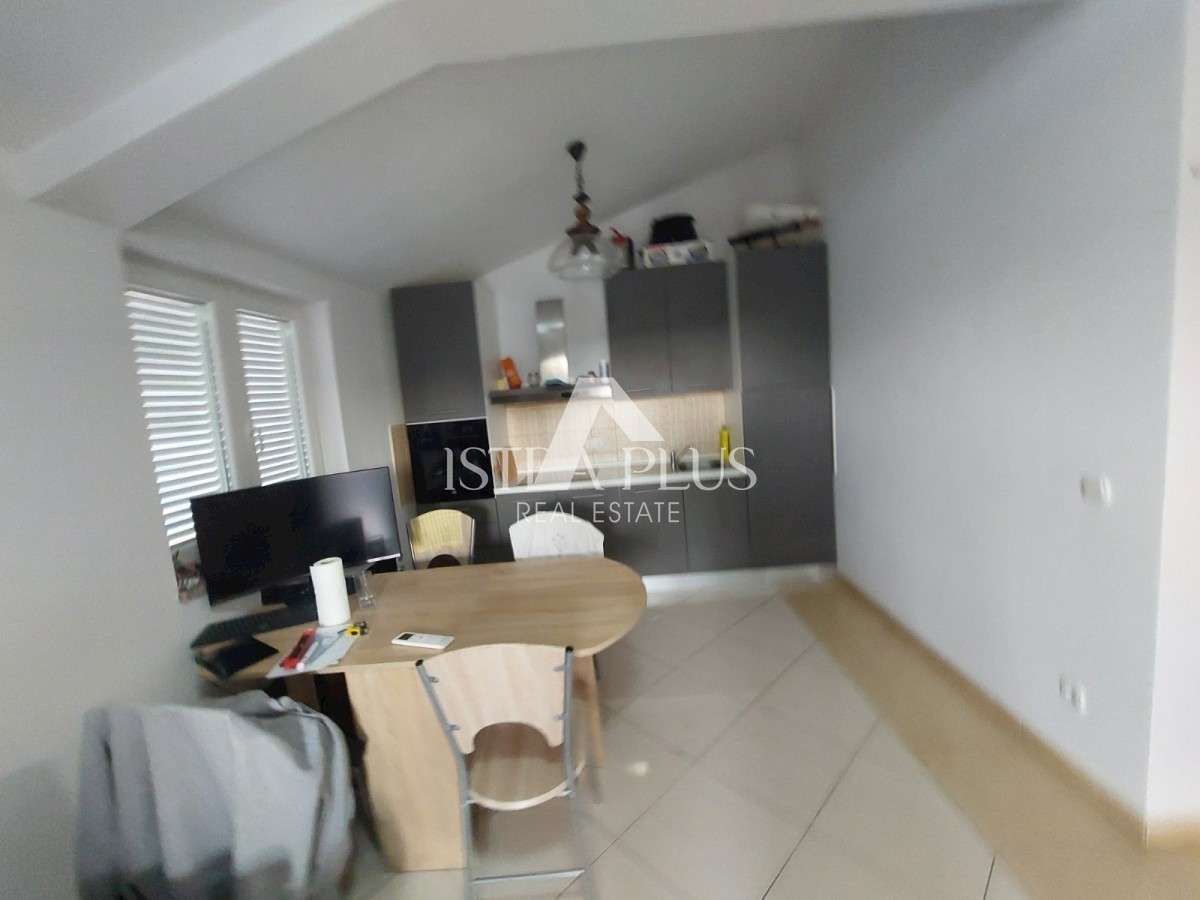 PRILOŽNOST!! Veliko stanovanje 101,26m2 razdeljeno na 2 manjši stanovanji in dvorišče!! 2 km od morja