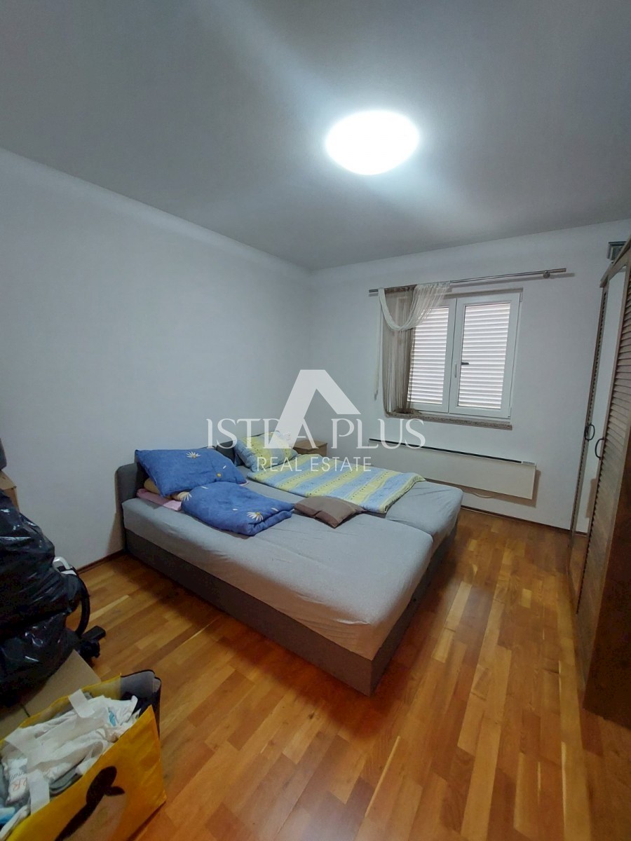 PRILOŽNOST!! Veliko stanovanje 101,26m2 razdeljeno na 2 manjši stanovanji in dvorišče!! 2 km od morja