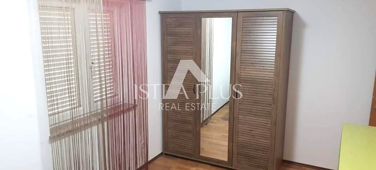 PRILOŽNOST!! Veliko stanovanje 101,26m2 razdeljeno na 2 manjši stanovanji in dvorišče!! 2 km od morja