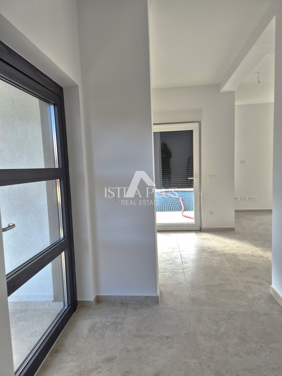 Wohnung im Erdgeschoss mit Garten, Neubau 2 km vom Meer entfernt!!