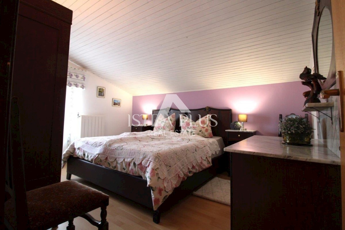 Hiša z dvema apartmajema - okolica Poreča