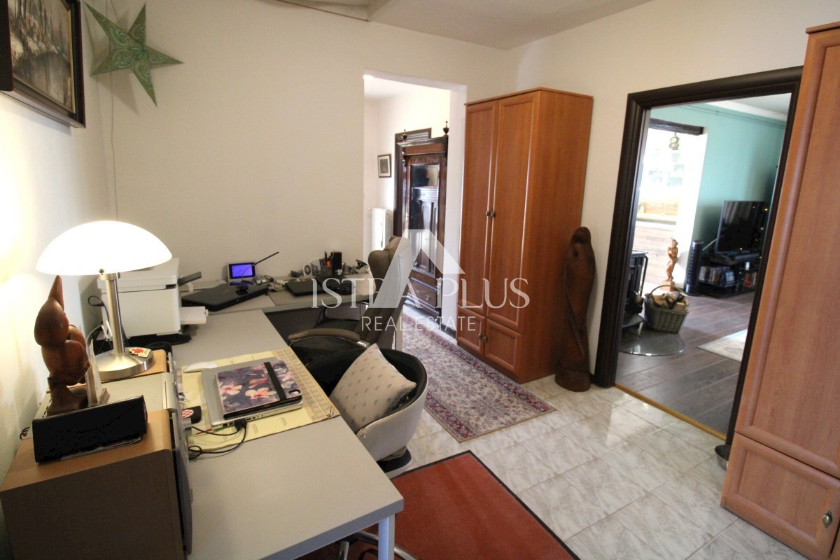 Hiša z dvema apartmajema - okolica Poreča