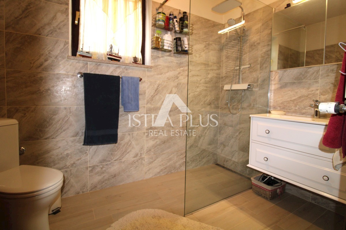 Hiša z dvema apartmajema - okolica Poreča