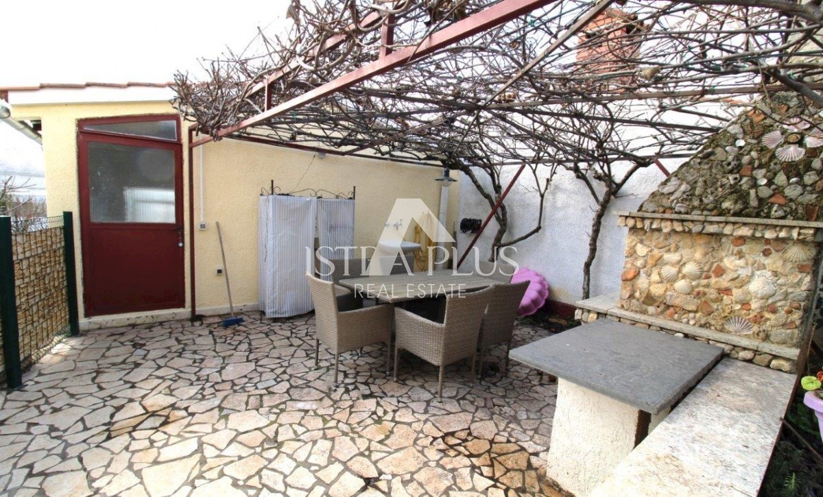 Hiša z dvema apartmajema - okolica Poreča