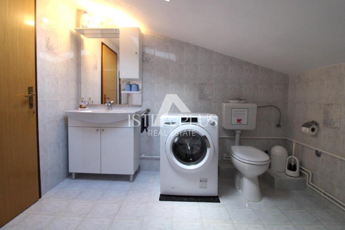 Hiša z dvema apartmajema - okolica Poreča