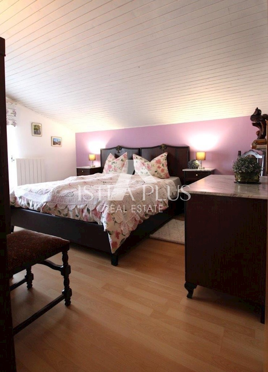 Hiša z dvema apartmajema - okolica Poreča
