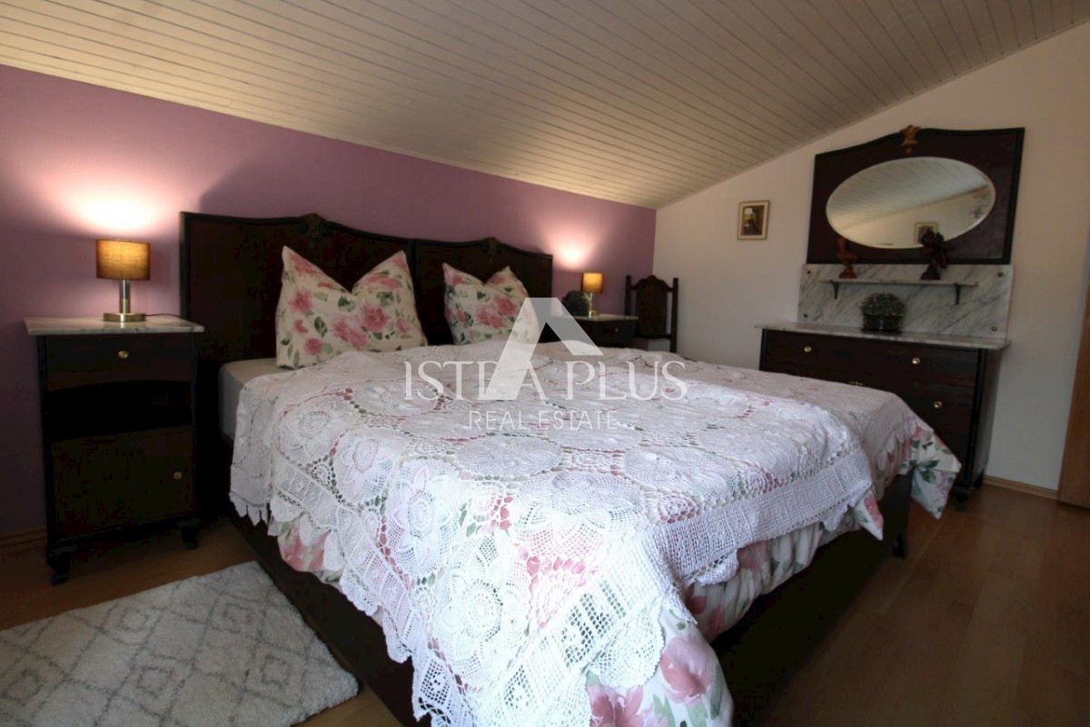 Hiša z dvema apartmajema - okolica Poreča
