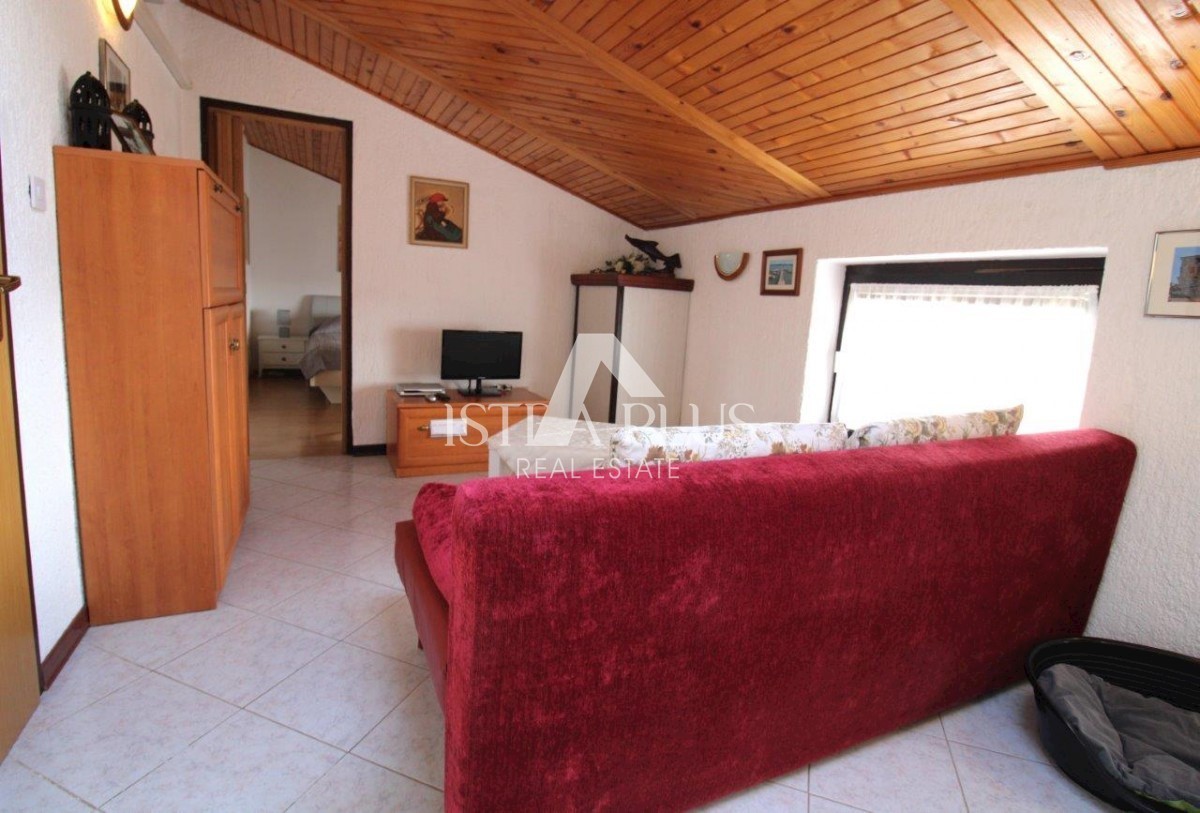 Hiša z dvema apartmajema - okolica Poreča