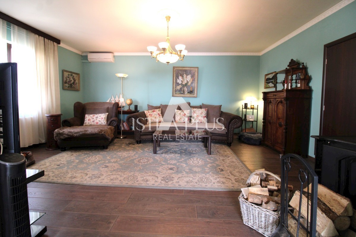 Hiša z dvema apartmajema - okolica Poreča