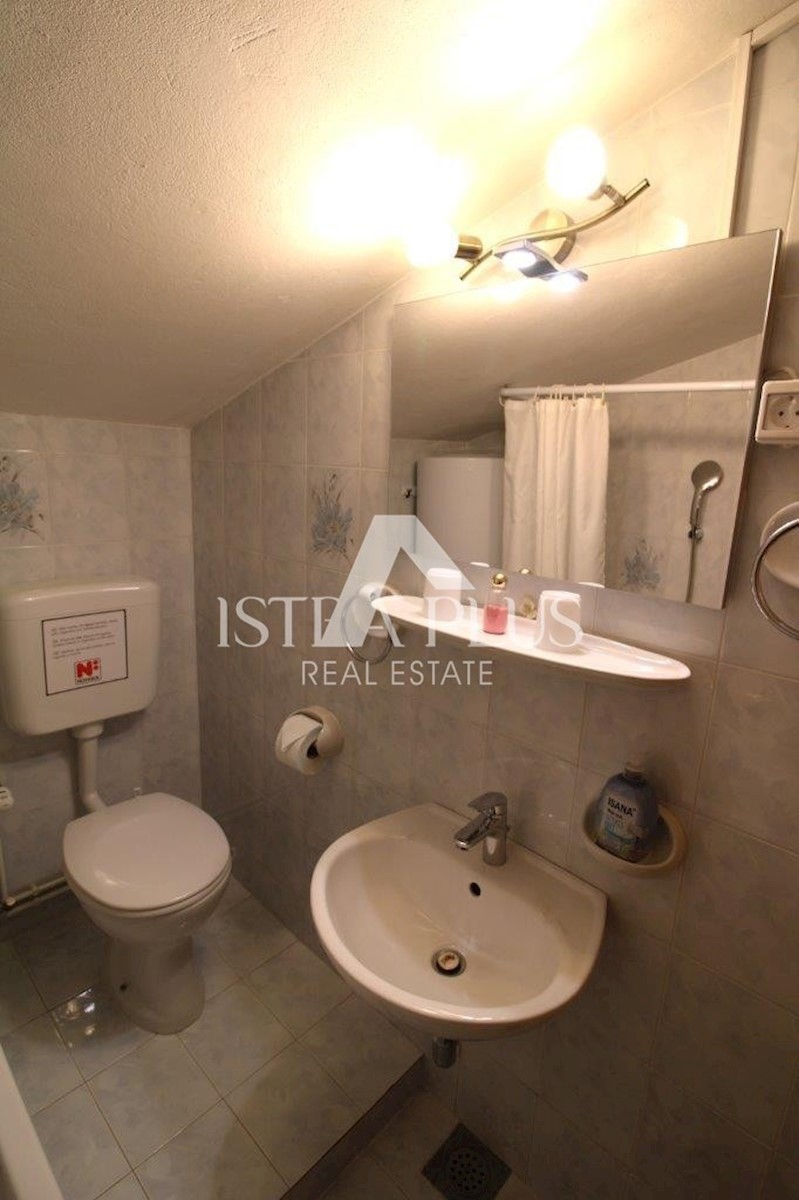 Hiša z dvema apartmajema - okolica Poreča