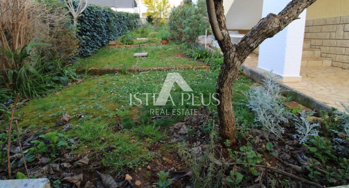 Hiša z dvema apartmajema - okolica Poreča