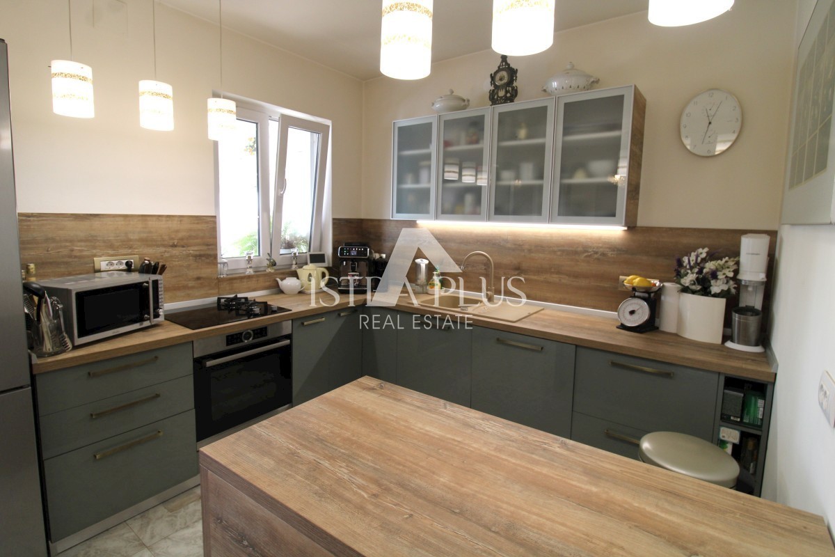 Hiša z dvema apartmajema - okolica Poreča