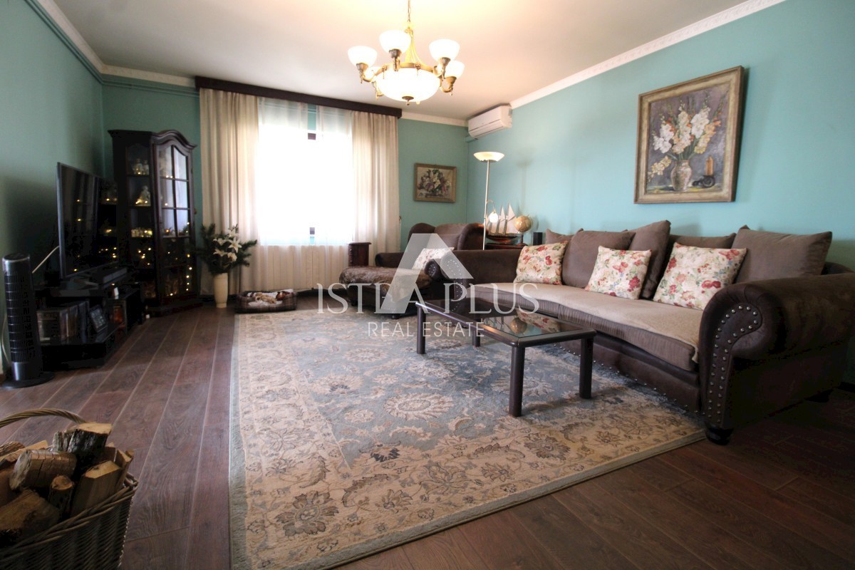 Hiša z dvema apartmajema - okolica Poreča