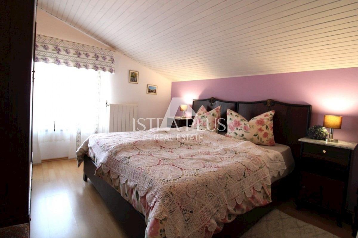 Hiša z dvema apartmajema - okolica Poreča