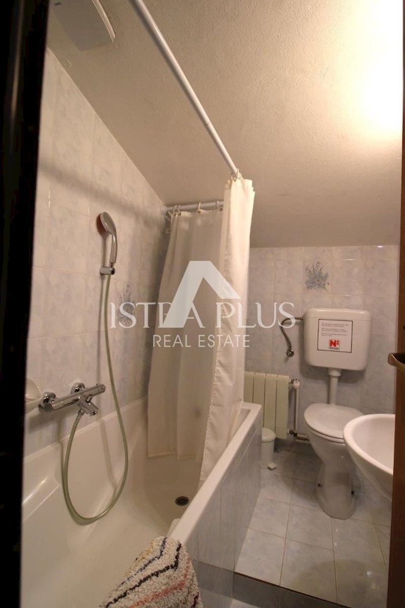 Hiša z dvema apartmajema - okolica Poreča