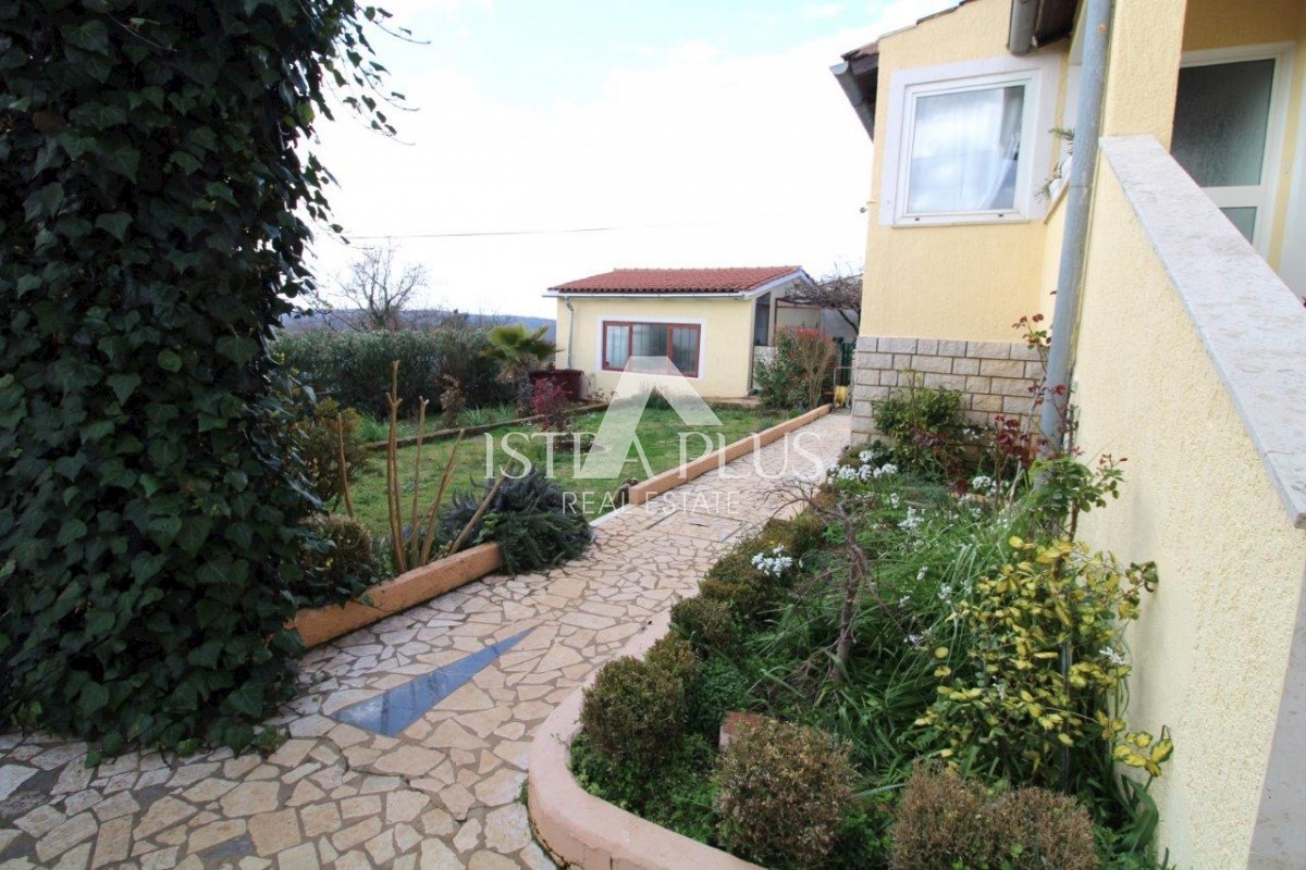 Hiša z dvema apartmajema - okolica Poreča