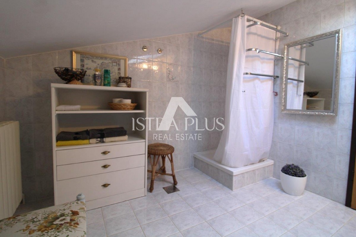 Hiša z dvema apartmajema - okolica Poreča