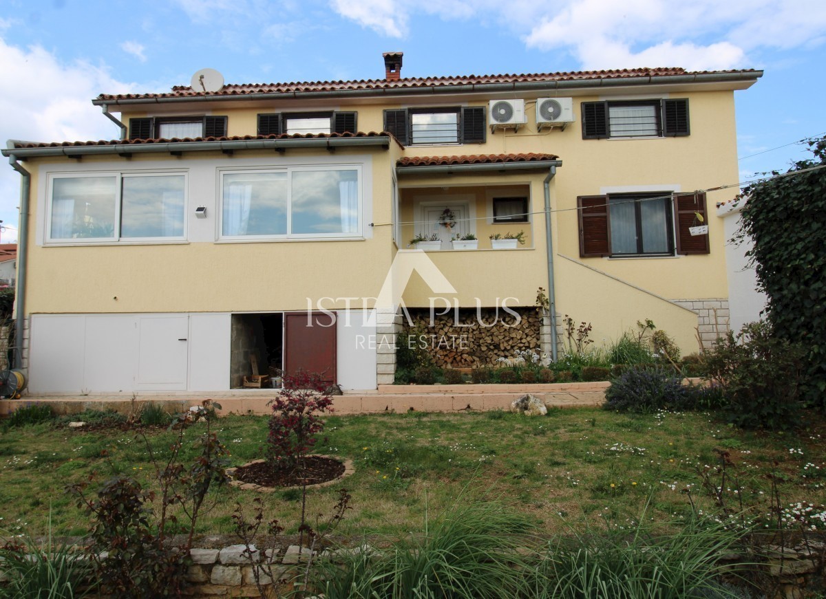 Hiša z dvema apartmajema - okolica Poreča