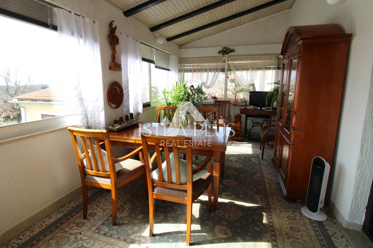 Hiša z dvema apartmajema - okolica Poreča