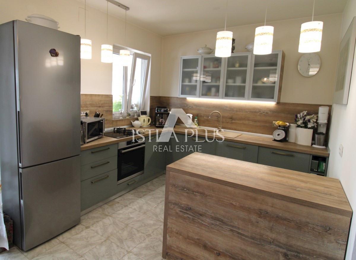 Hiša z dvema apartmajema - okolica Poreča