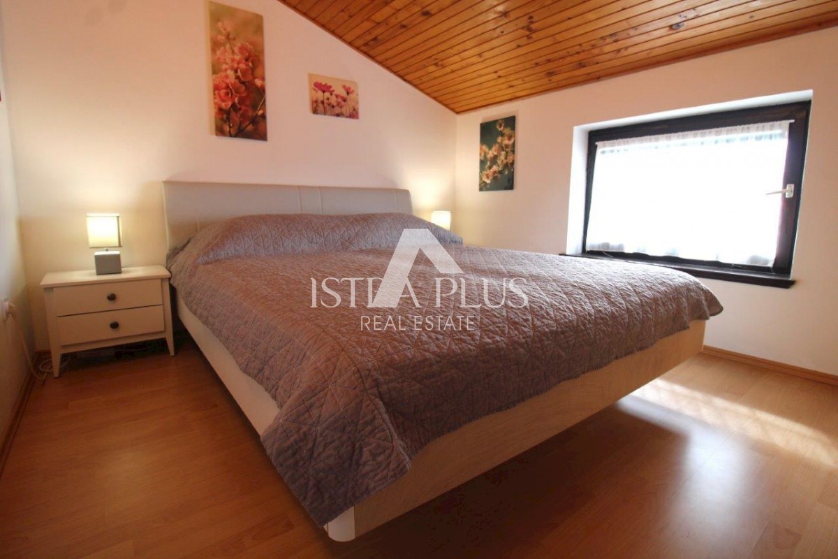 Hiša z dvema apartmajema - okolica Poreča