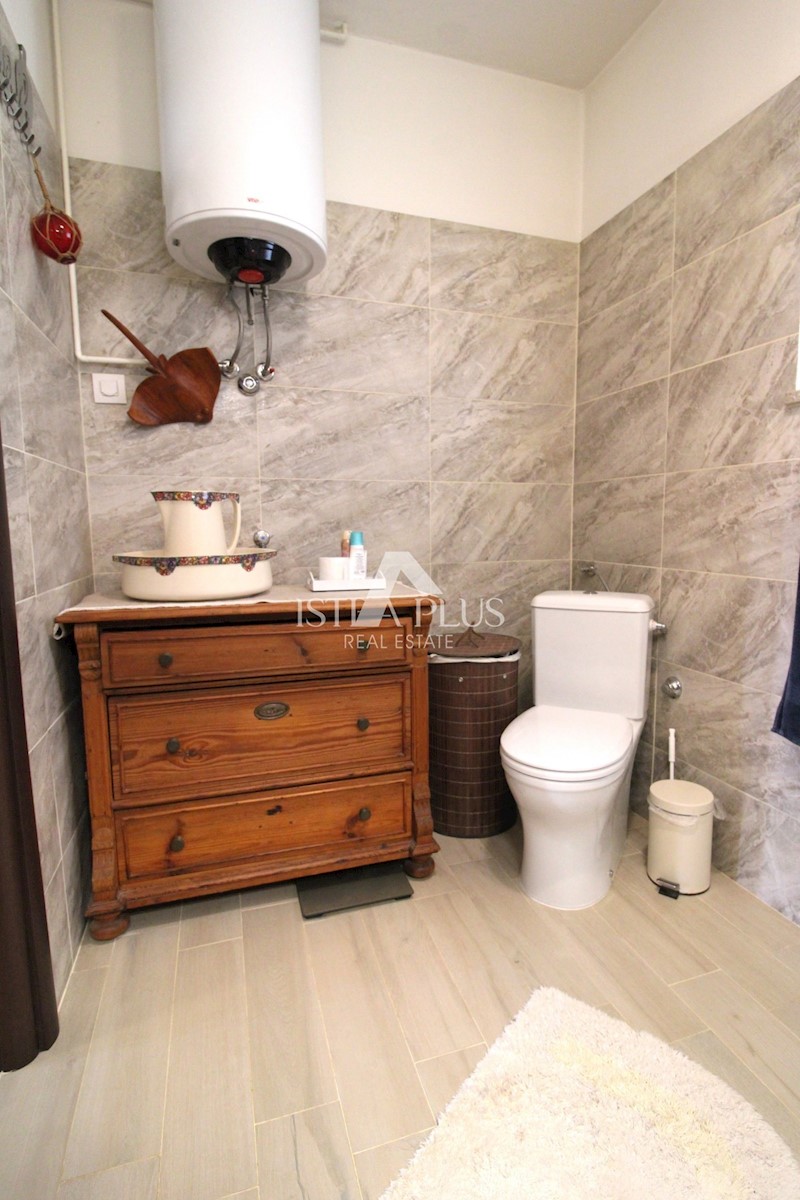 Hiša z dvema apartmajema - okolica Poreča