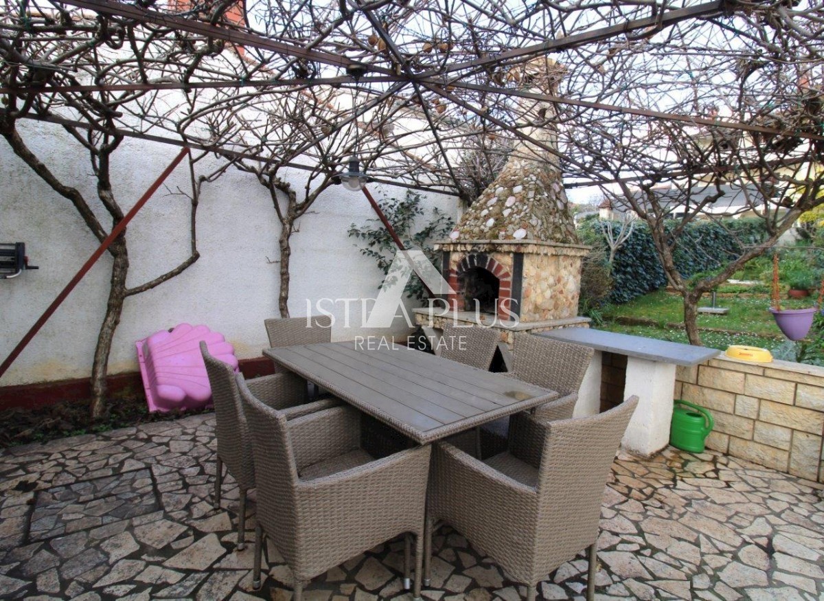 Hiša z dvema apartmajema - okolica Poreča