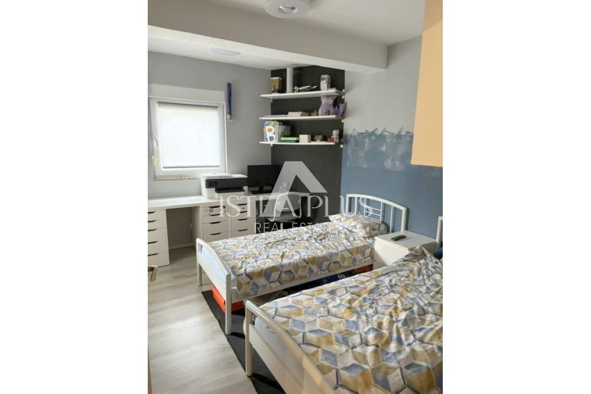 Apartma v pritličju z dvema spalnicama, 2 km od morja