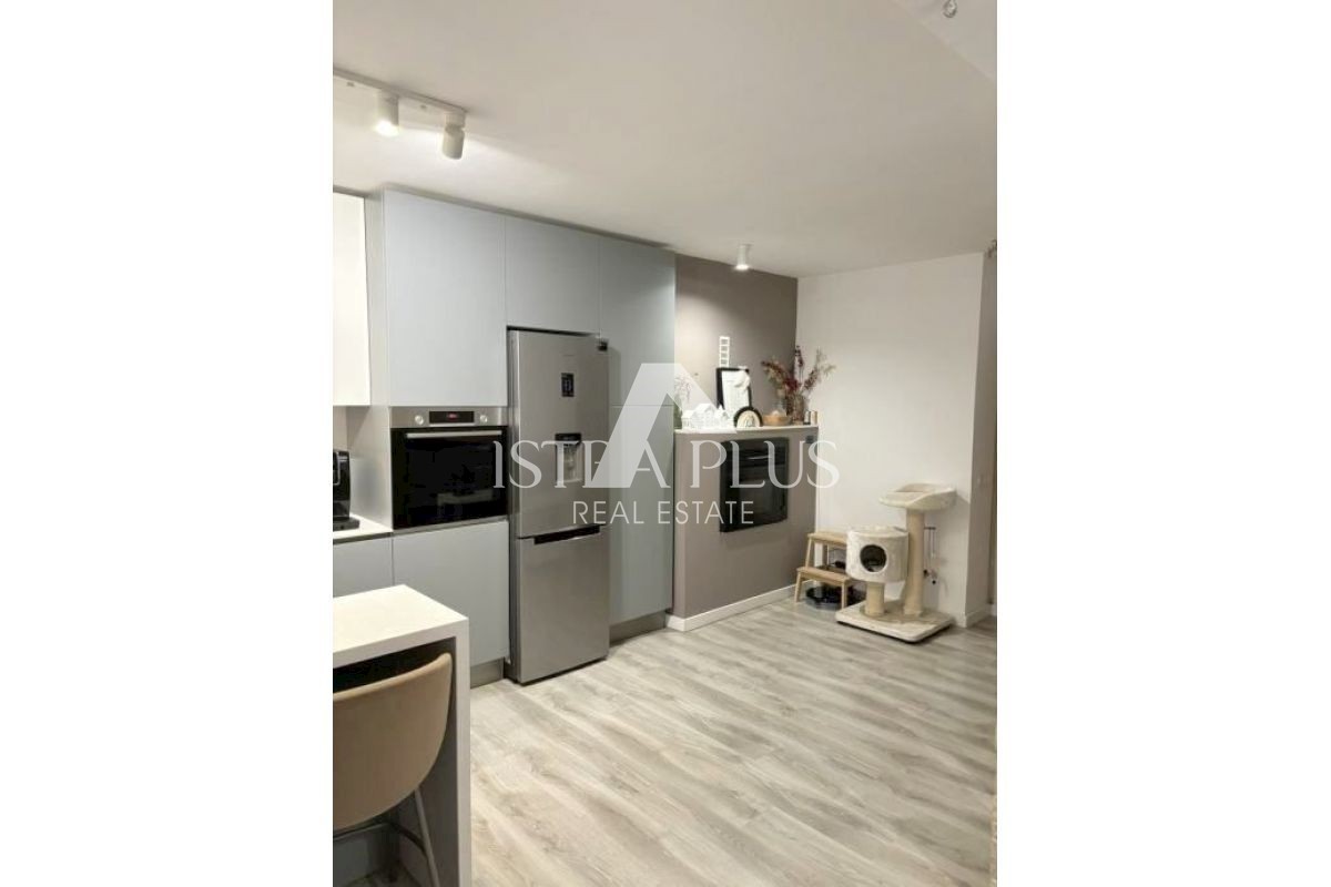 Apartma v pritličju z dvema spalnicama, 2 km od morja