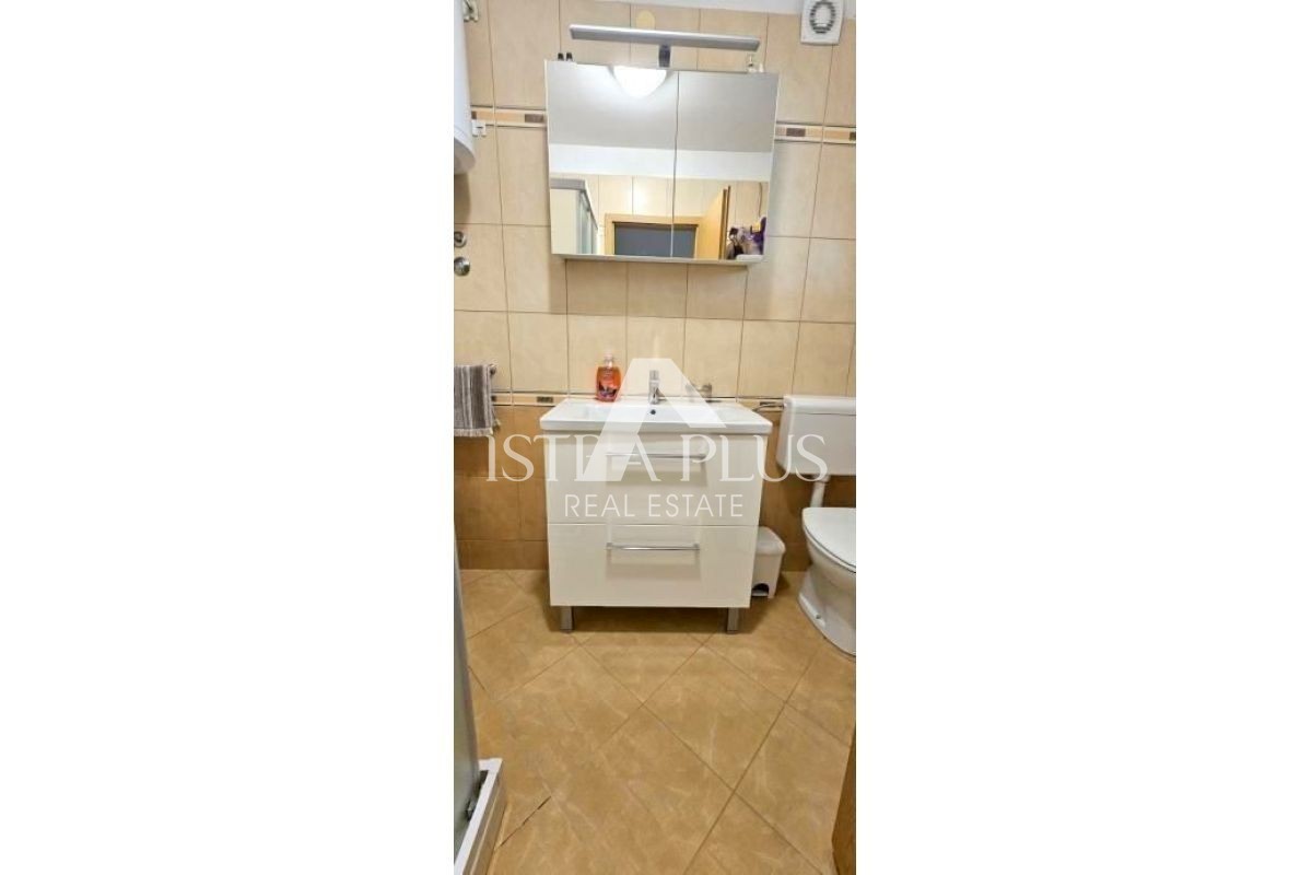 Apartma v pritličju z dvema spalnicama, 2 km od morja