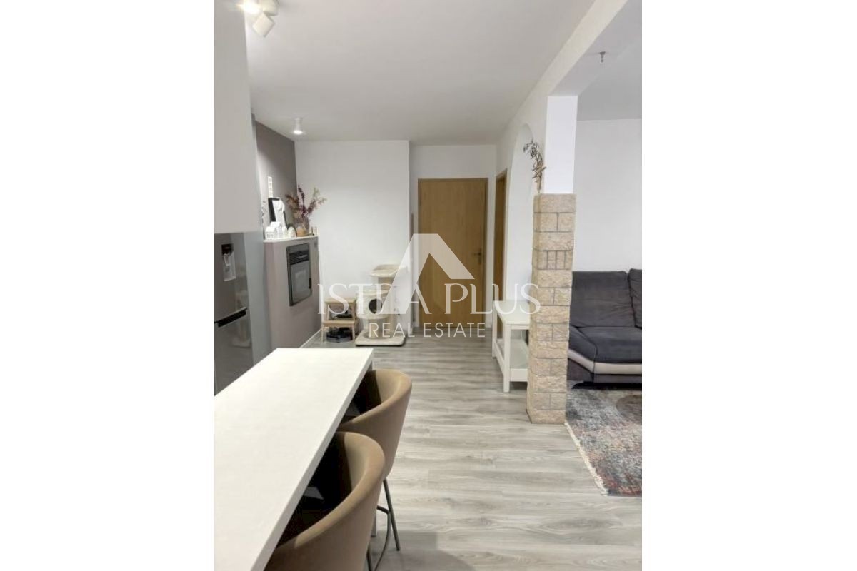 Apartma v pritličju z dvema spalnicama, 2 km od morja