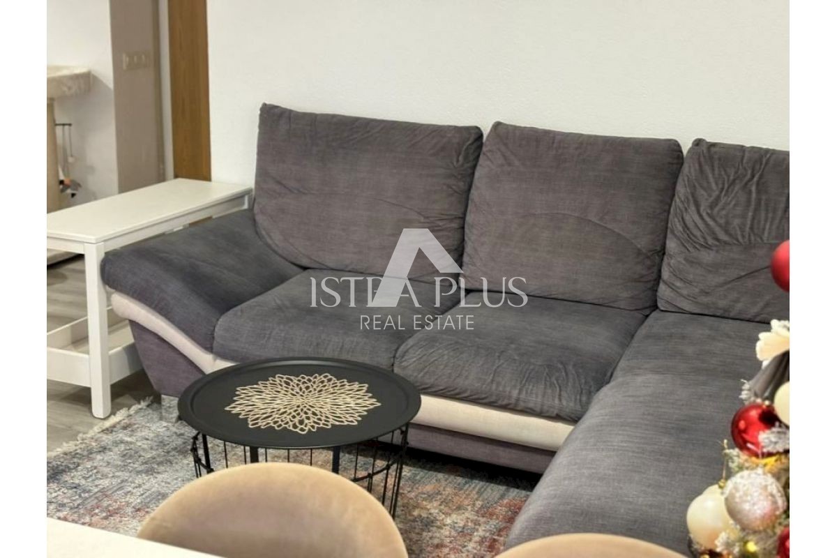 Apartma v pritličju z dvema spalnicama, 2 km od morja