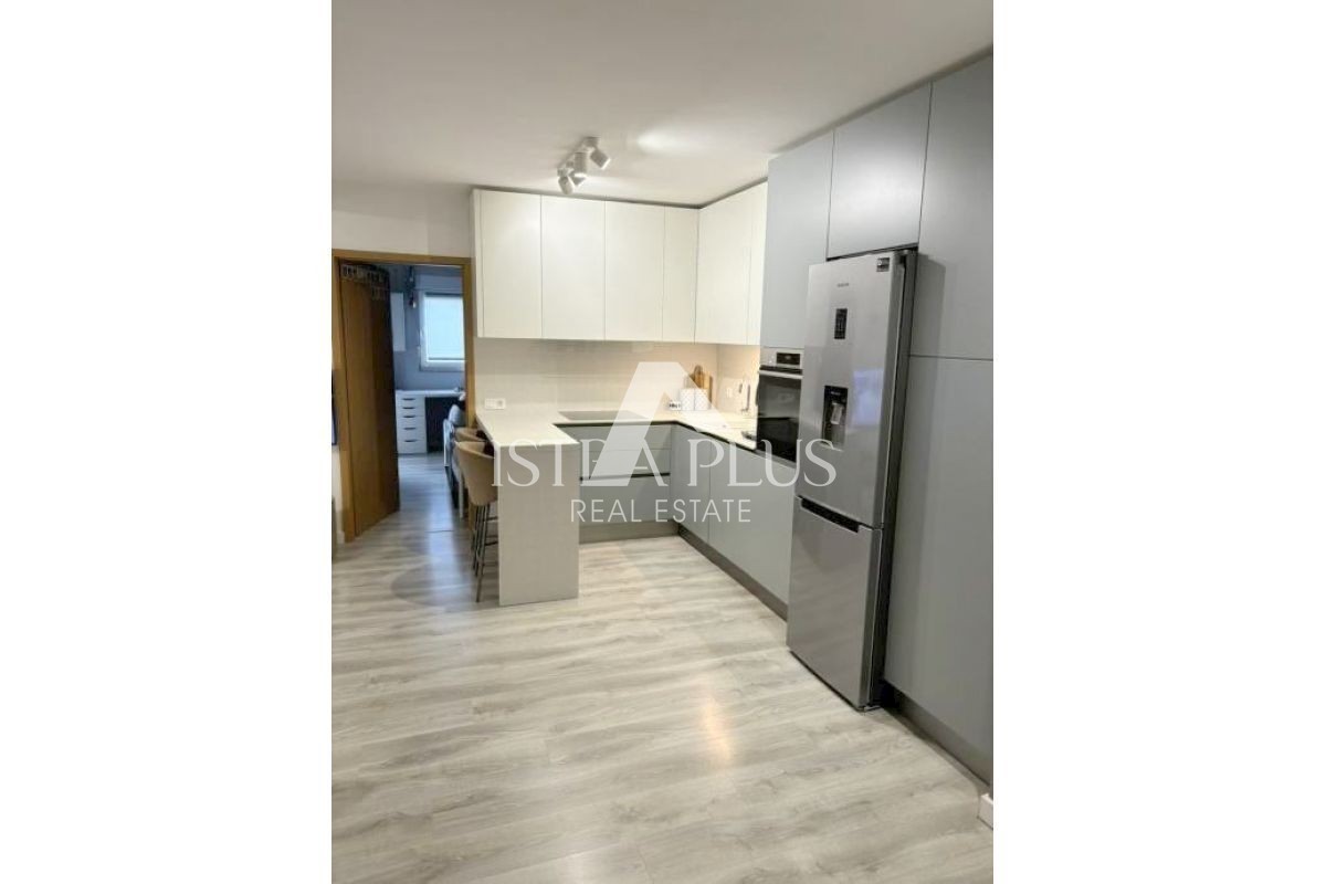 Apartma v pritličju z dvema spalnicama, 2 km od morja