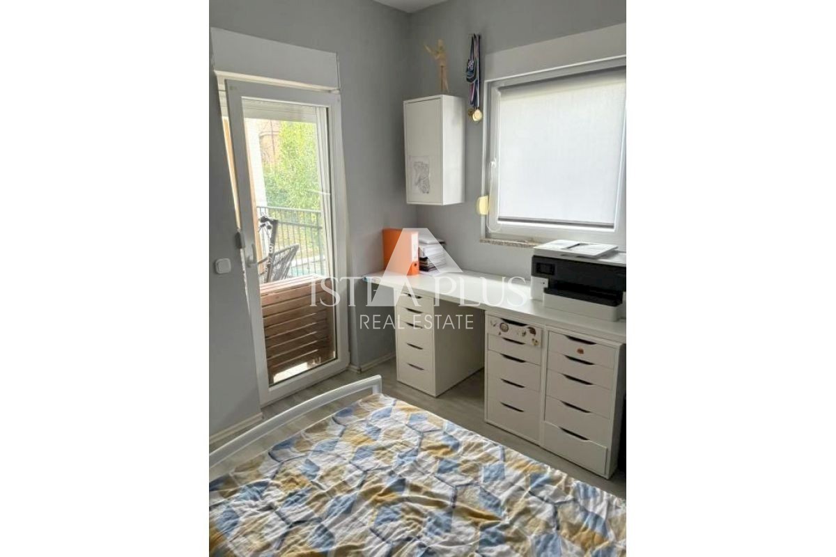 Apartma v pritličju z dvema spalnicama, 2 km od morja