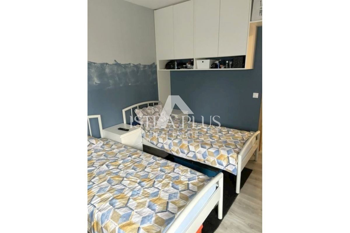 Apartma v pritličju z dvema spalnicama, 2 km od morja